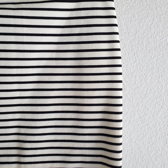 Forever 21 Black & White Striped Skirt - size M - Picture 4 of 5